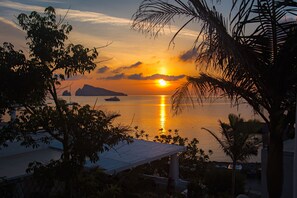 Beach - Hotel Eunymos - Trattoria Da Francesco Panarea (Lipari)