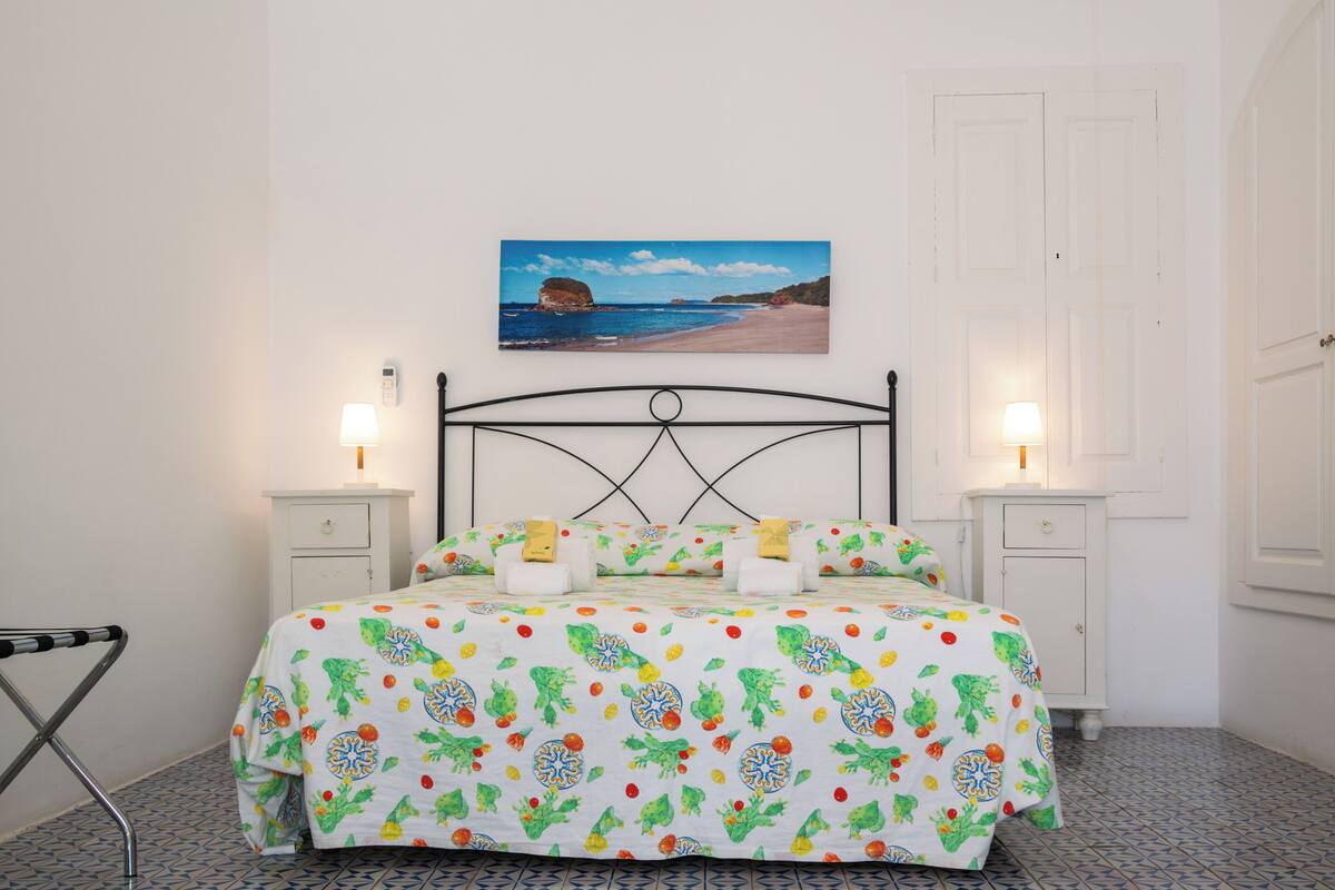 Chambre Double, côté cour intérieure | Literie de qualité supérieure, minibar, coffres-forts dans les chambres