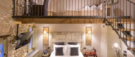 Frigobar, escrivaninha, espaço de trabalho para notebook