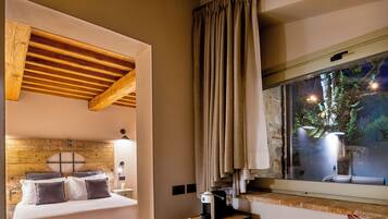 Junior-Dreibettzimmer, Mehrere Betten, Nichtraucher | Minibar, Schreibtisch, laptopgeeigneter Arbeitsplatz