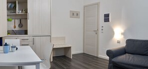 Deluxe-Vierbettzimmer | Wohnbereich | LED-Fernseher