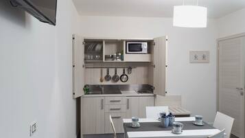 Deluxe-Doppelzimmer | Eigene Kochnische | Großer Kühlschrank, Mikrowelle, Ofen, Herdplatte