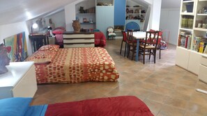 Family Room, Shared Bathroom (9 People)