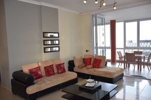 Family Apartment, 1 Queen Bed, Non Smoking | Living area