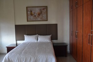 Family Apartment, 1 Queen Bed, Non Smoking | Bathroom