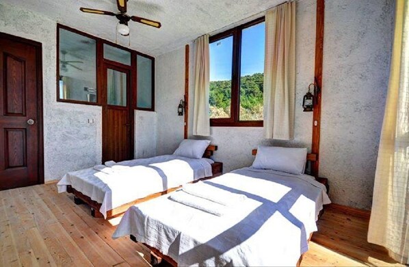 Basic Twin Room, Balcony