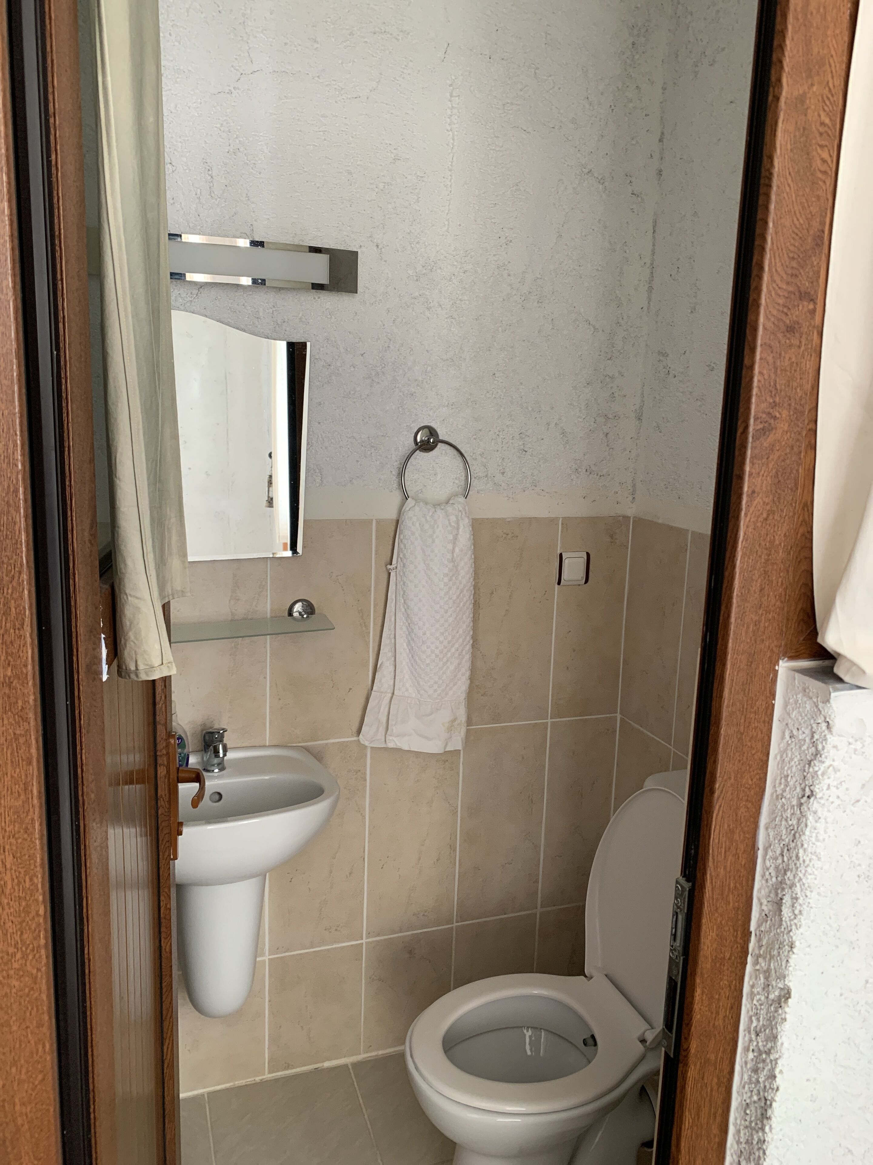 Basic tvåbäddsrum - balkong | Badrum | Dusch, hårtork och handdukar