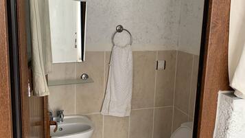 Kahden hengen perushuone (kaksi sänkyä), parveke | Kylpyhuone | Suihku, hiustenkuivaaja, pyyhkeet