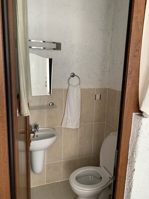 Basic Twin Room, Balcony | Bathroom