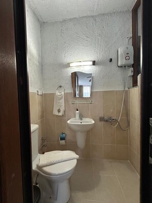 Basic-Zweibettzimmer, Balkon | Badezimmer | Dusche, Haartrockner, HandtĂŒcher