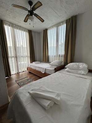 Basic-Zweibettzimmer, Balkon | Kostenloses WLAN, BettwÀsche