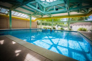 Een binnenzwembad, een seizoensgebonden buitenzwembad