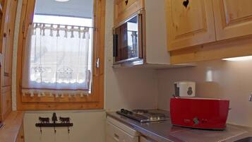 Fridge, oven, dishwasher, coffee/tea maker