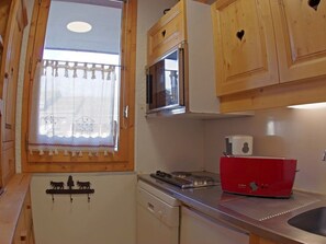 Fridge, oven, dishwasher, coffee/tea maker
