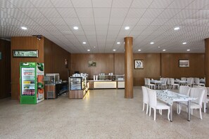 Se sirven desayunos, almuerzos, cenas y cocina local