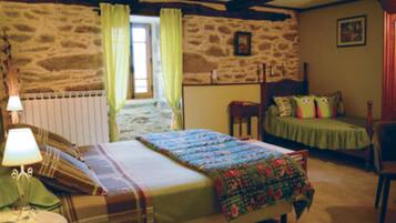 Triple Room (Prairie) | Individually decorated, individually furnished, desk, free WiFi