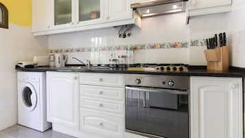 Full-size fridge, microwave, oven, stovetop