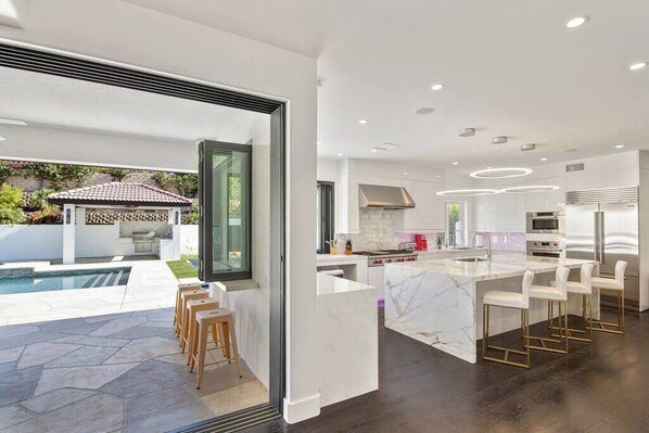 Refrigerador, horno, placa de cocina, lavavajillas