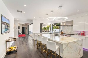 Refrigerador, horno, placa de cocina, lavavajillas