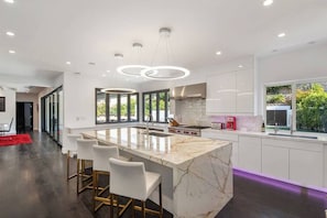 Fridge, oven, stovetop, dishwasher