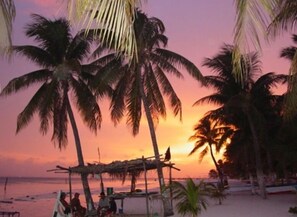 Sur la plage, chaise longue, serviettes de plage