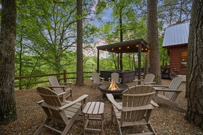 Terrace/patio - Grandview ~  Riverfront with play set, hot tub, kayaks and outdoor patio (Broken Bow)