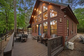 Outdoor dining - Grandview ~  Riverfront with play set, hot tub, kayaks and outdoor patio (Broken Bow)
