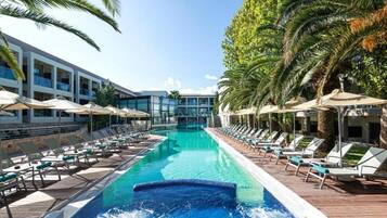 Piscine extérieure, parasols de plage, chaises longues