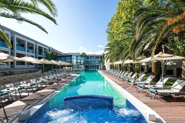 Piscine extérieure, parasols de plage, chaises longues
