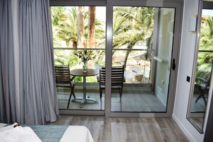 Tabla de planchar con plancha, wifi gratis y ropa de cama 