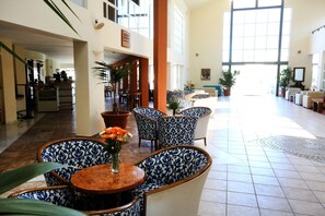 Lobby sitting area - Minos Mare Hotel (Rethymno)