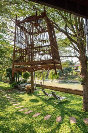 Traditional Thai House River View | Área de sala de estar | Televisión de pantalla plana