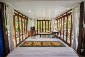 Habitación doble, vista al río | Artículos del minibar gratis y decoración personalizada