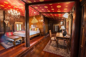Traditional Thai House River View | Item bar mini percuma, dihias secara berasingan