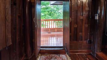 Traditional Thai House River View | Een minibar met enkele gratis items, individueel gedecoreerd
