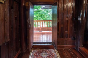 Traditional Thai House River View | Item bar mini percuma, dihias secara berasingan