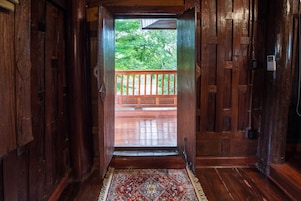 Traditional Thai House River View | Een minibar met enkele gratis items, individueel gedecoreerd
