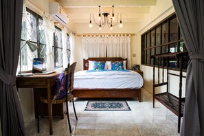 Familierom, elveutsikt | Minibarvarer (inkludert), individuelt dekorert og individuelt innredet