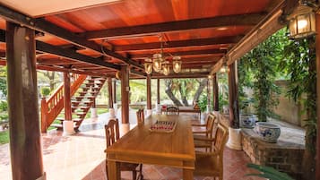 Traditional Thai House River View | ๊ฑฐ์ค ๊ณต๊ฐ | ํ๋ฉด TV