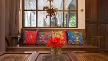 Family Room, River View | Living room