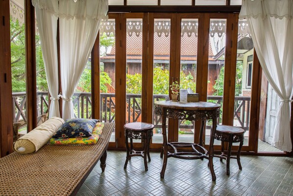 Dobbeltrom, elveutsikt | Minibarvarer (inkludert), individuelt dekorert og individuelt innredet