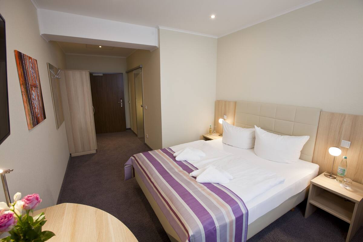 double room, 1 queen bed, non smoking | minibar, desk, laptop workspace, blackout curtains