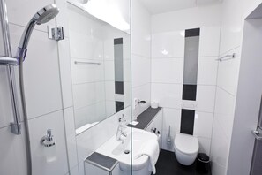 Een douche, een haardroger, vloerverwarming, handdoeken