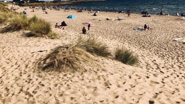 På stranden og hvit sand