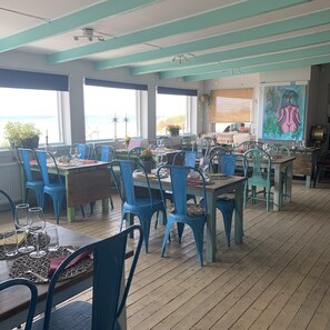 Café da manhã com buffet todos os dias (SEK 125 por pessoa) 