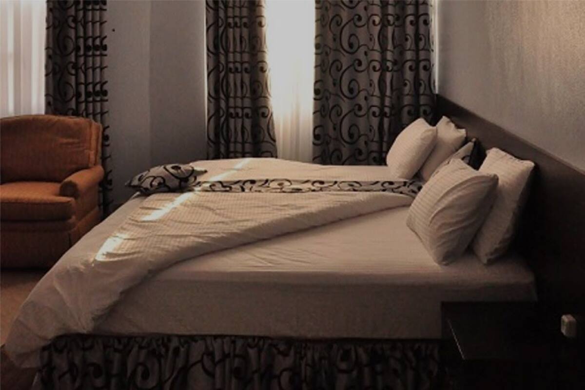 Suite, 1 lit double, non-fumeurs | Bureau, Wi-Fi gratuit, draps fournis