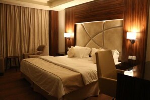 Deluxe-huone, 1 suuri parisänky, kaupunkinäköala | 1 makuuhuone, minibaari, tallelokero huoneessa