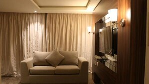 40-inch LED TV with satellite channels, TV - Ebreez Hotel (Jeddah)