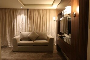 40-inch LED TV with satellite channels, TV - Ebreez Hotel (Jeddah)