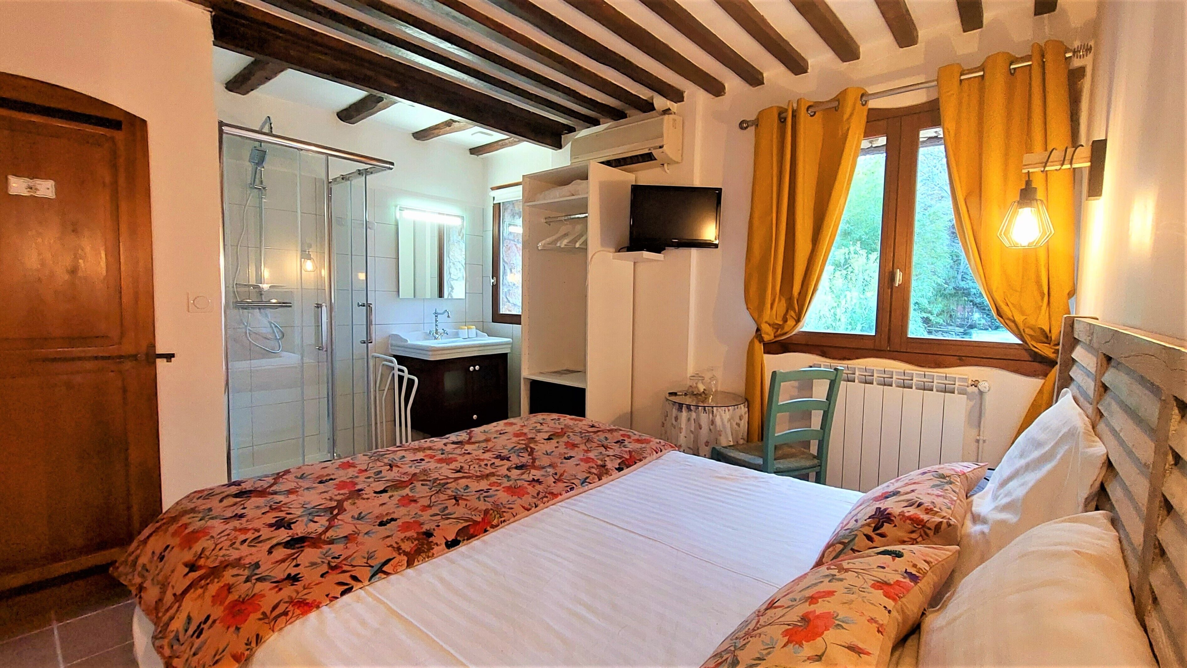 Geraniums Double Room | Minibar, individually decorated, individually furnished